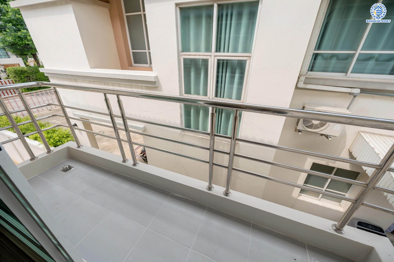 บ้านมือสองตกแต่งใหม่ โครงการ สิทธารมย์รีเจนท์ ลาดพร้าว101 เนื้อที่ 75.3 ตร.ว. ฟังก์ชันรวม 3 ห้องนอน 3 ห้องน้ำ 1 ห้องอเนกประสงค์ จอดรถได้ 2 คัน กว้างขวาง พร้อมทุกการใช้งาน บนทำเลใจกลางเมือง เชื่อมต่อทั้ง ถนนนวมินทร์, ถนนนวลจันทร์, ถ.ลาดพร้าว, ถ.รามอินทรา ใกล้ The Walk เกษตรนวมินทร์ และทางด่วนรามอินทรา...